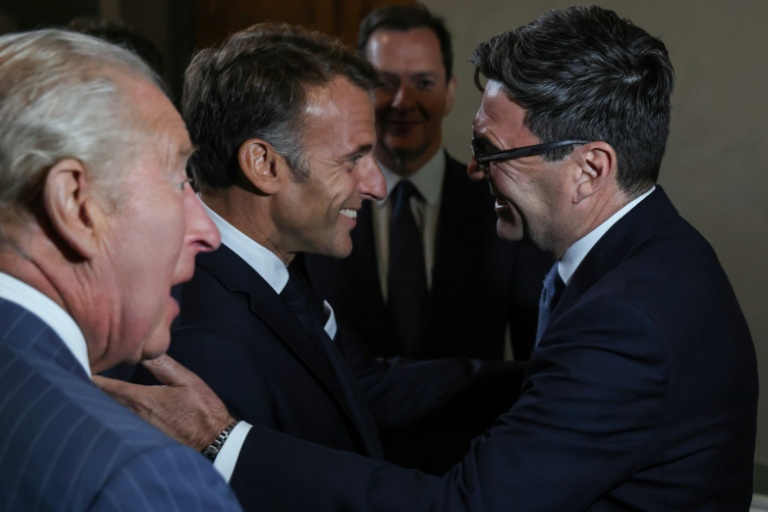 Le roi Charles III (G) assiste à la rencontre entre le président français Emmanuel Macron (C) et le Premier ministre britannique Andy Burnham (D)au British Museum à Londres le 2 septembre 2026