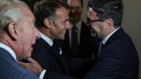 Le roi Charles III (G) assiste à la rencontre entre le président français Emmanuel Macron (C) et le Premier ministre britannique Andy Burnham (D) au British Museum à Londres le 2 septembre 2026