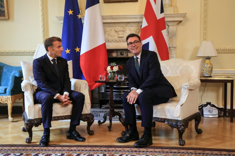 Le Premier ministre britannique Andy Burnham (D) rencontre le président français Emmanuel Macron (G) à lOndres le 3 septembre 2026