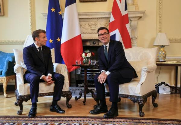 Le Premier ministre britannique Andy Burnham (D) rencontre le président français Emmanuel Macron (G) à lOndres le 3 septembre 2026