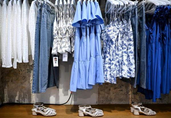 Des vêtements dans une boutique éphémère Shein, le 4 mai 2023 à Paris