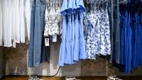 Des vêtements dans une boutique éphémère Shein, le 4 mai 2023 à Paris