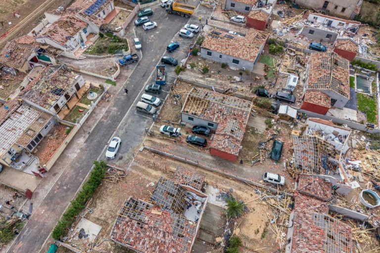 Vue aérienne de maisons détruites par une tornade, le 26 août 2026 à Pomas, dans l'Aude