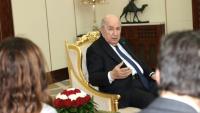 Photo prise sur la page Facebook de la présidence algérienne montrant le président algérien, Abdelmadjid Tebboune (D), serrer la main à la ministre française déléguée aux Armées, Alice Rufo, à Alger, le 9 mai 2026