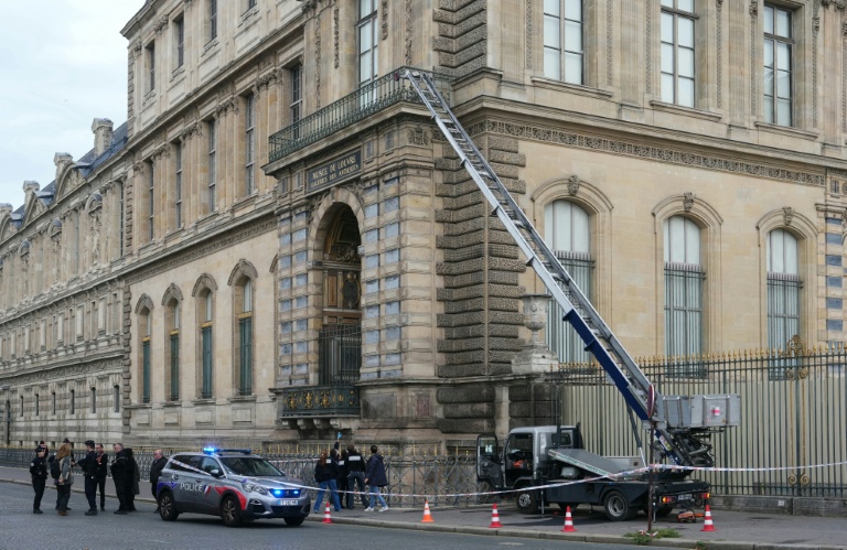 Des policiers à côté du monte-charge utilisé par des voleurs pour entrer dans le musée du Louvre, le 19 octobre 2025