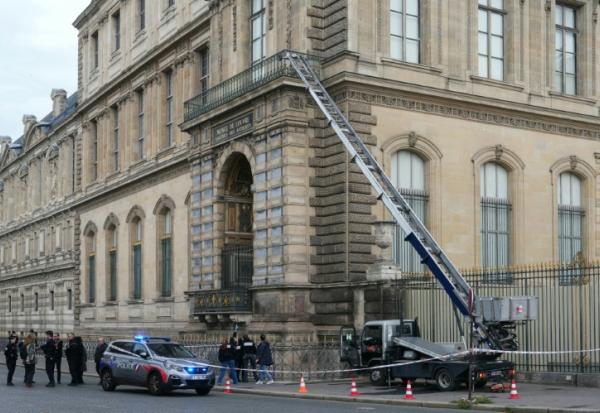 Des policiers à côté du monte-charge utilisé par des voleurs pour entrer dans le musée du Louvre, le 19 octobre 2025