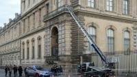 Des policiers à côté du monte-charge utilisé par des voleurs pour entrer dans le musée du Louvre, le 19 octobre 2025