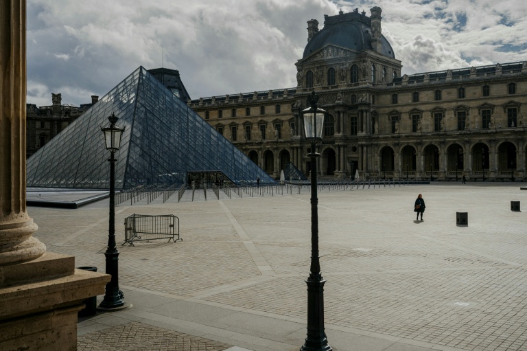 La cour de la pyramide du Louvre presque vide alors que le musée reste fermé lundi 20 octobre