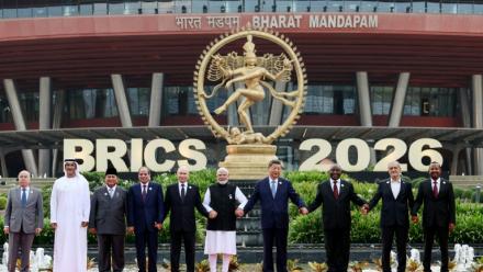 Photographie distribuée par l'agence d'Etat russe Sputnik montrant les dirigeants des pays membres des Brics posant pour la traditionelle photo de famille lors du 18e sommet des BRICS à New Delhi