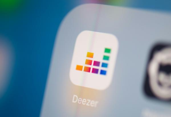 Le logo de l'application française de streaming musical Deezer sur l'écran d'une tablette, le 24 juillet 2019 à Paris