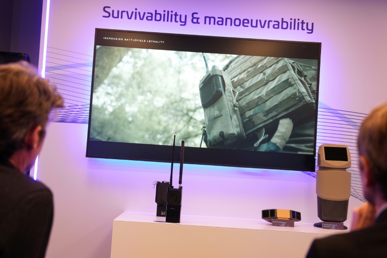 Des visiteurs découvrent le capteur portatif STORM 2, conçu pour protéger les soldats des drones, lors du Thales Tech Summit au Royaume-Uni, à Londres, le 14 septembre 2026