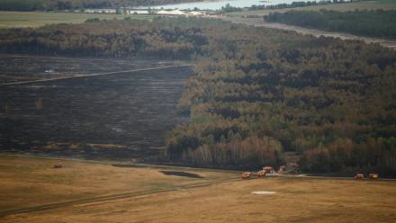 Cette photographie aérienne, prise depuis un hélicoptère de coordination des secours de la Sécurité civile française, montre une zone boisée partiellement brûlée au Porge, dans le sud-ouest de la France, le 31 juillet 2026