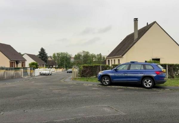 Image tirée d'une vidéo de l'AFP montrant une voiture de gendarmerie garée dans une rue de Fère-en-Tardenois où une collégienne de 14 ans a été tuée à l'arme blanche, le 6 mai 2026 dans l'Aisne