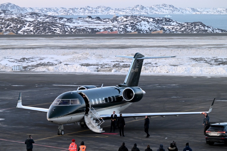 La Première ministre danoise Mette Frederiksen (G) sort de son avion à Nuuk au Groenland où l'accueille son homologue groenlandais Jens-Frederik Nielsen (C) le 23 janvier 2026