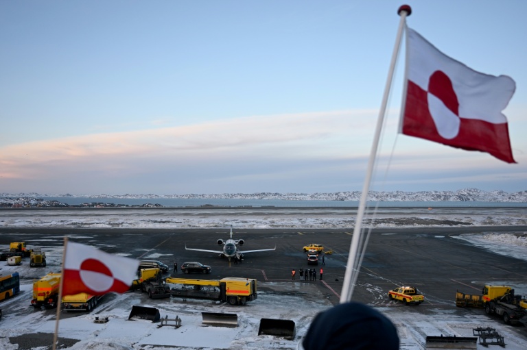 Le drapeau groenlandais flotte près de l'aéroport de Nuuk au Groenland où a atterri l'avion de la Première ministre danoise Mette Frederiksenle 23 janvier 2026