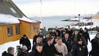 La Première ministre danoise Mette Frederiksen (c,d) et le Premier ministre groenlandais Jens-Frederik Nielson (c,g) dans les rues de Nuuk, le 23 janvier 2026 au Groenland