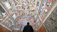 Un homme visite la chapelle Sixtine au musée du Vatican, le 1er février 2021