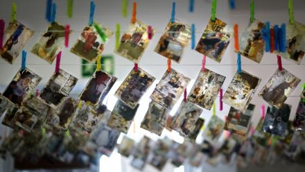 Des photos de famille, endommagées par la boue pendant les inondations, séchent sur des cordes à linge après leur nettoyage et restauration par des étudiants de l'Université des Beaux-Arts, le 2 octobre 2025 à Valence, en Espagne