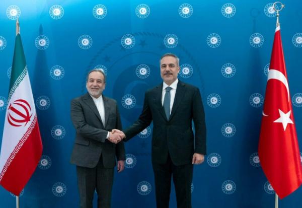 Photo diffusée par le ministère turc des Affaires étrangères, montrant les chefs de la diplomatie iranienne, Abbas Araqchi (g) et turque, Hakan Fidan (d), le 30 janvier 2026 à Istanbul 