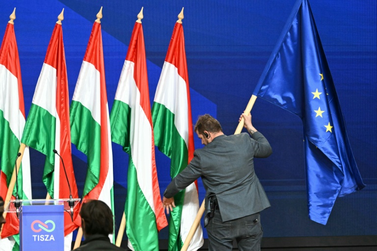 Un drapeau européen installé près de drapeaux hongrois, à Budapest, le 13 avril 2026