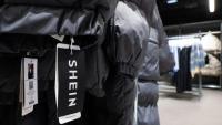 Le logo de Shein sur des vêtements au BHV à Paris le 4 novembre 2025