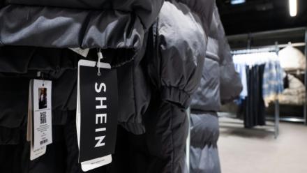Le logo de Shein sur des vêtements au BHV à Paris le 4 novembre 2025