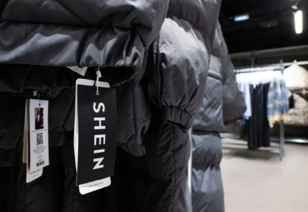 Le logo de Shein sur des vêtements au BHV à Paris le 4 novembre 2025