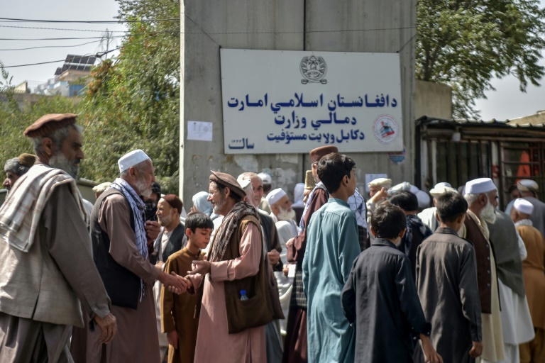 Des retraités rassemblés devant un bâtiment gouvernemental à Kaboul, le 25 août 2025 en Afghanistan