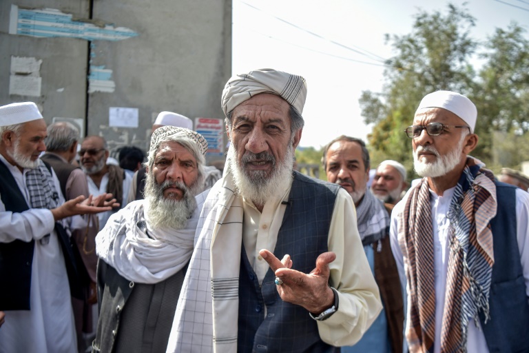 Le retraité Abdul Sabir (c) lors d'une interview avec l'AFP devant un bâtiment gouvernemental à Kabou, le 25 août 2025 en Afghanistan
