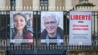 Portraits des enseignants Cécile Kohler et Jacques Paris, le 11 mars 2026 à Paris sur les grilles de l'Assemblée nationale