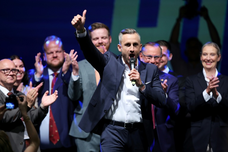 Ulrich Siegmund, tête de liste du parti d'extrême droite Alternative pour l'Allemagne (AfD) aux élections régionales de Saxe-Anhalt, s'adresse à ses partisans lors de la soirée électorale du parti à Magdebourg, dans l'est de l'Allemagne, le 6 septembre 2026