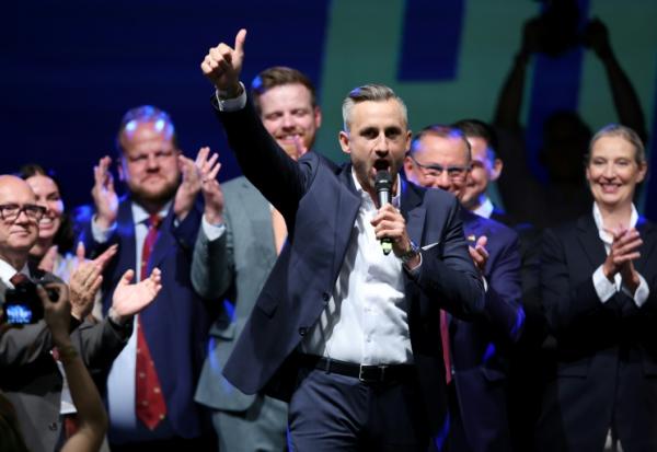 Ulrich Siegmund, tête de liste du parti d'extrême droite Alternative pour l'Allemagne (AfD) aux élections régionales de Saxe-Anhalt, s'adresse à ses partisans lors de la soirée électorale du parti à Magdebourg, dans l'est de l'Allemagne, le 6 septembre 2026