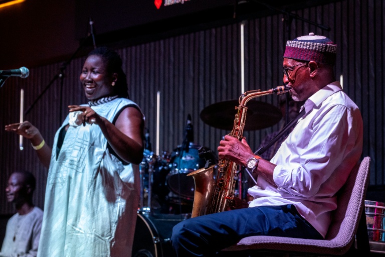 Le saxophoniste Thierno Koité, du groupe  Orchestra Baobab, se produit aux côtés de la chanteuse Korka Dieng, lors d'un concert au club Just For You le 27 septembre 2026 à Dakar, au Sénégal