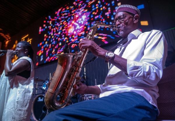 Le saxophoniste Thierno Koité, membre du légendaire groupe Orchestra Baobab, se produit aux côtés de la chanteuse Korka Dieng lors d'un concert au Just For You à Dakar, au Sénégal, le 27 septembre 2026