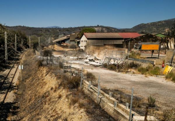 Les talus brulés le long de la ligne SNCF entre Perpignan et Villefranche près de Ille-sur-Têt dans les Pyrénées Orientales, photographiés le 7 juillet 2026, après un incendie