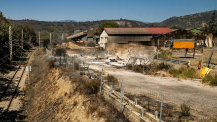 Les talus brulés le long de la ligne SNCF entre Perpignan et Villefranche près de Ille-sur-Têt dans les Pyrénées Orientales, photographiés le 7 juillet 2026, après un incendie