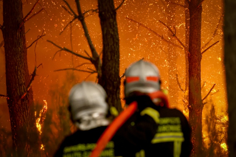 Des pompiers luttent contre un feu de forêt à Saint-Jean-d'Illac, près  de Bordeaux, le 26 juillet 2026 en Gironde