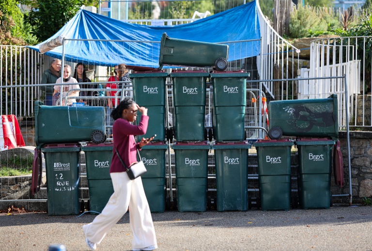 L'entrée d'un lycée à Brest bloquée par des poubelles le 13 octobre 2026