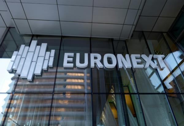 Entrée du siège de l'opérateur boursier Euronext, dans le quartier d'affaires de La Défense aux portes de Paris. Photo prise le 25 août 2015