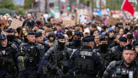 Devant le cortège de manifestants pour le pouvoir d'achat et les services publics à Paris, le 24 octobre 2026