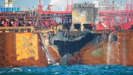 Photo prise le 12 mars 2025 de la coque endommagée du pétrolier MV Stena Immaculate à l'ancre en mer du Nord, après avoir été heurté la veille par le porte-conteneurs MV Solong au large de Withernsea, à l'est de l'Angleterre