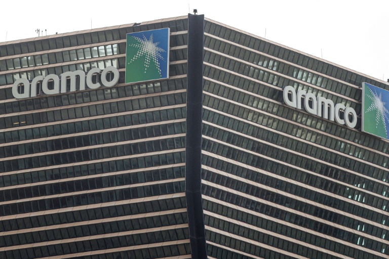 Le logo d'Aramco sur les tours du siège à Riyad, le 9 mars 2026 en Arabie saoudite
