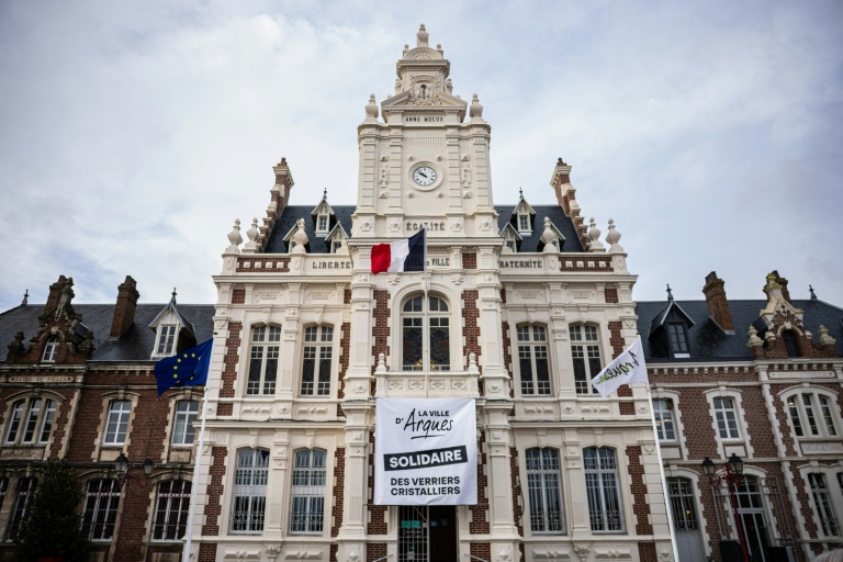 La mairie d'Arques affiche une banderole de soutien à l'entreprise Arc, le 16 février 2026