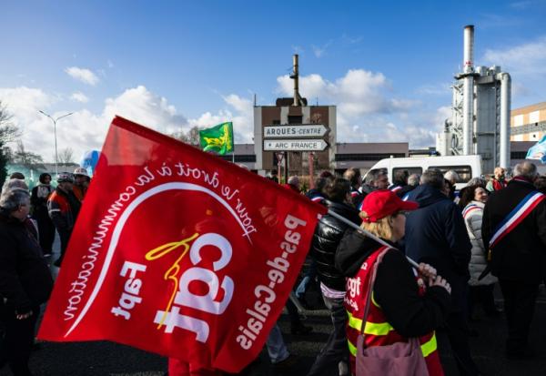 Rassemblement de salariés de l'entreprise en difficulté Arc, le 16 février 2026 à Arques dans le Pas-de-Calais