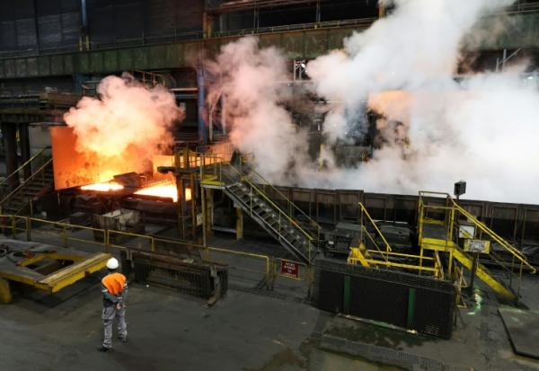 Un laminoir à chaud sur le site sidérurgique ArcelorMittal de Florange dans l'est de la France, le 4 avril 2024
