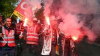 Des salariés d'ArcelorMittal rassemblés devant le siège du groupe à Saint-Denis, près de Paris, le 13 mai 2025