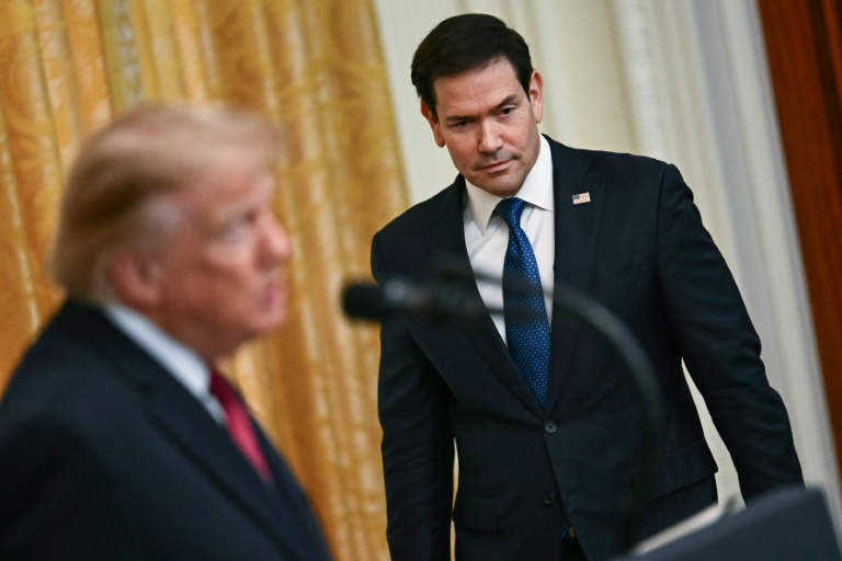 Le président américain Donald Trump (g.) s'exprime sous le regard du secrétaire d'Etat Marco Rubio lors d'un événement organisé à la Maison Blanche, à Washington, le 30 septembre 2026