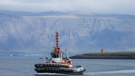 Un remorqueur navigue au large de Reykjavik, en Islande, le 25 août 2026