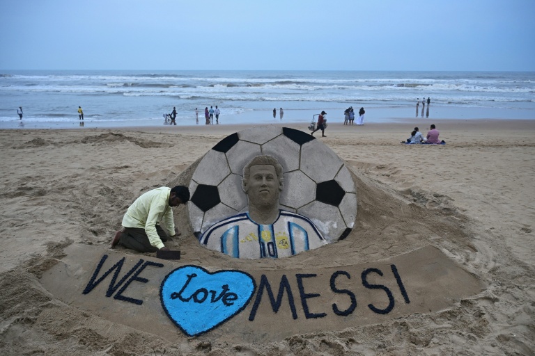 La folie du Mondial s'étend au monde entier: ici sur un plage en Inde, l'artiste Sudarsan Pattnaik créé samedi une sculpture de sable à l'effigie de Lionel Messi.