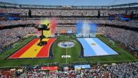 Les drapeaux de l'Espagne et l'Argentine déployés sur la pelouse avant la finale du Mondial, le 19 juillet 2026
